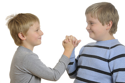 男孩的手臂摔跤图片下载