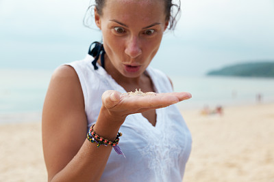 蟹在手掌图片下载