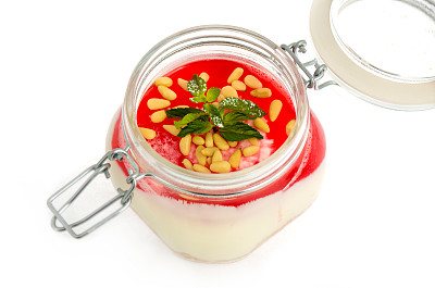 奶油自制芝士蛋糕配覆盆子泥和雪松果图片下载