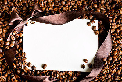 烤咖啡豆上的空明信片图片下载