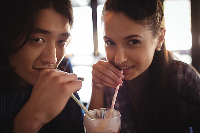 夫妻喝奶昔的照片图片下载
