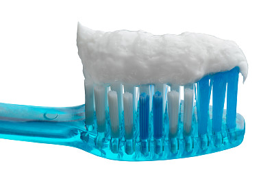 牙刷和牙膏在一个孤立的背景图片下载