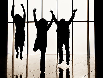 三个人跳图片下载