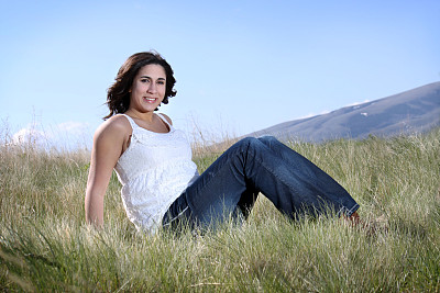 年轻的成年人在草坡上休息图片下载