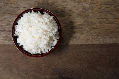米饭放在木桌上。图片下载