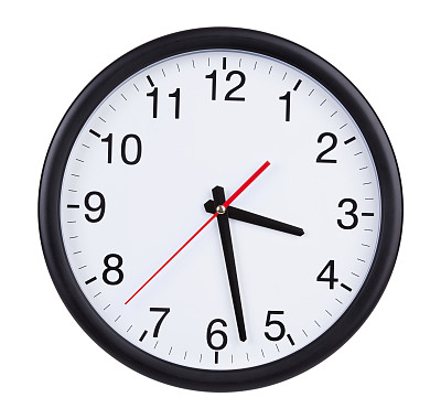 办公室时钟显示的是4点的一半素材图片