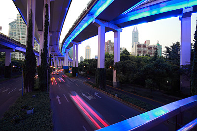 空路面地面与上海城市立交桥的夜景图片下载