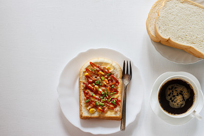 火腿和甜玉米烤面包。图片下载