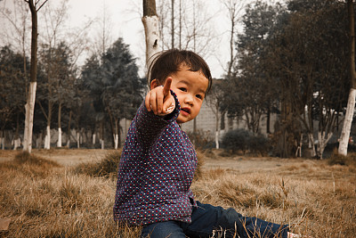 亚洲小女孩坐在草地上的肖像图片下载