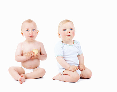 可爱的小婴儿抬头看图片下载