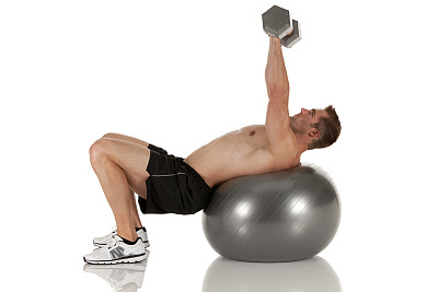 用哑铃锻炼的人图片下载