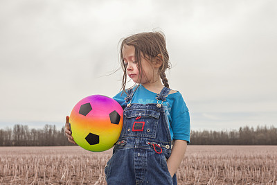 少女爬树图片下载