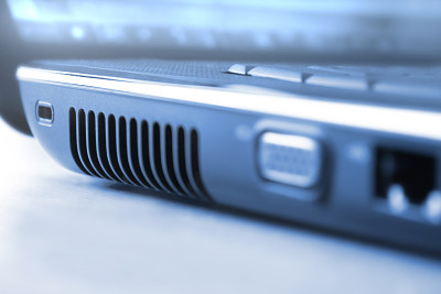 近距离拍摄的冷却风扇在笔记本电脑的一边图片下载