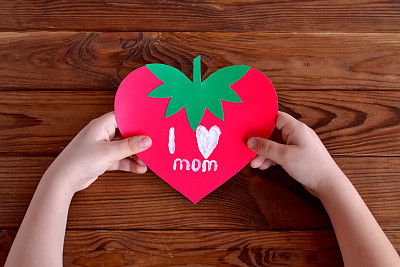 孩子手里拿着贺卡图片下载