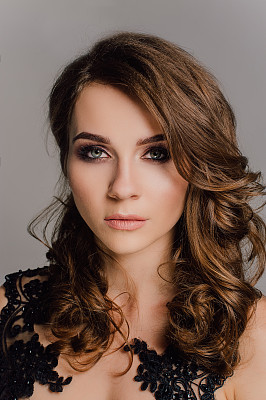 关闭了。的个性。体贴优雅的女士在黑色舞会晚礼服。工作室处理过的照片。图片下载