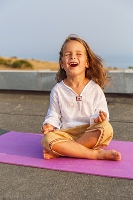 瑜伽垫上的漂亮宝宝图片下载
