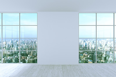 空房间的内部，可以看到城市景观。图片下载