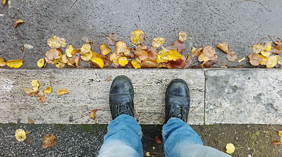 脚男人在秋天户外生活方式图片下载