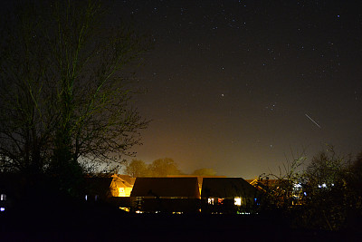 村庄灯光和星空图片下载
