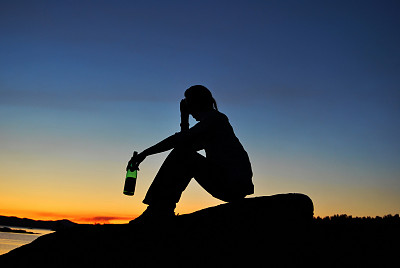 男人在岸边喝酒图片下载