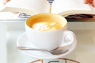 桌子上的热咖啡图片下载