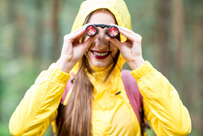 在森林里徒步旅行的女人图片下载