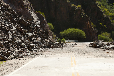 高速公路悬崖崩塌图片下载