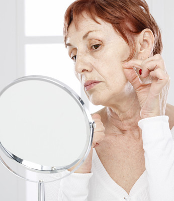 成熟的女人和皱纹。图片下载