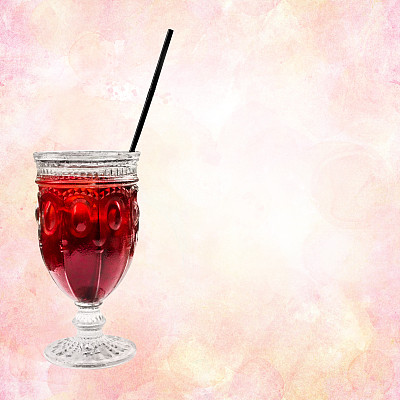 鲜艳的红色鸡尾酒配上稻草般的粉红色水彩纹理图片下载