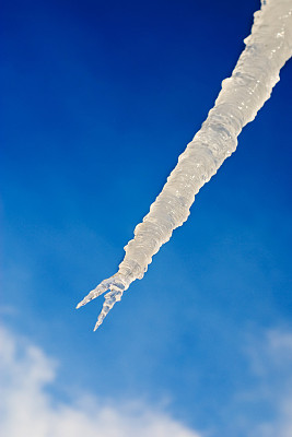 蓝色背景上的冰柱图片下载