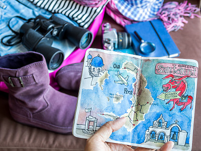 手拿素描书插图上行李东西分散的背景图片下载