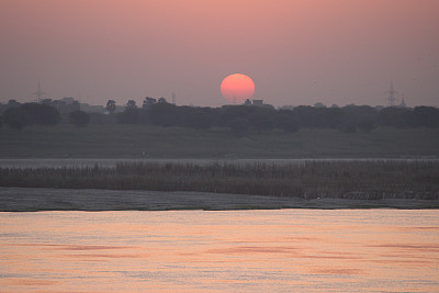 威严的太阳慢慢抬起头来图片下载