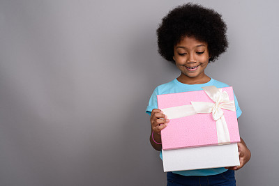 在灰色背景下拍摄的年轻非洲女孩素材图片