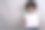 在灰色背景下拍摄的年轻非洲女孩素材图片