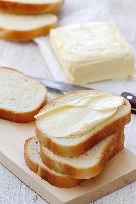 早餐吃黄油面包图片下载