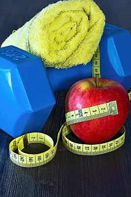 船上健身所需的设备。哑铃和零食。图片下载