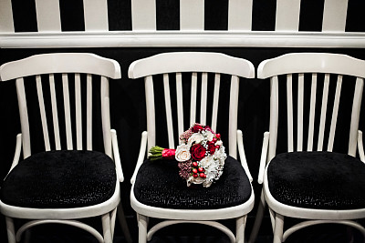 婚礼花束红白相间的花在一个黑色和白色的背景图片下载