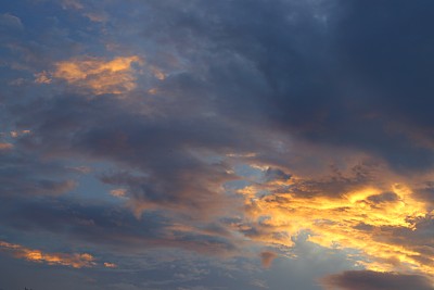 天空中有晚霞和彩云，美丽多彩的黄昏自然空间为其增添了文字图片下载