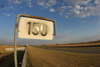 赛车赛道上的刹车标记图片下载