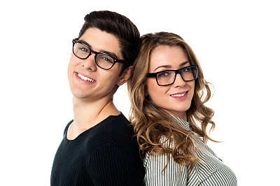 一对深情的情侣背靠背摆姿势图片下载