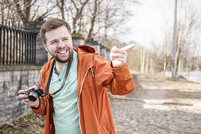 迷人的旅游摄影师站在相机图片下载