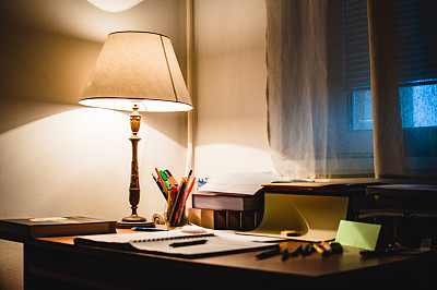 摆书的写字台图片下载