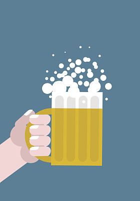 手里拿着一大杯啤酒。酒精消费。芒的手臂图片下载