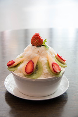 冰酥配草莓猕猴桃和甜瓜图片下载