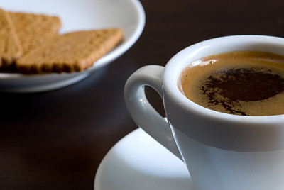 一杯黑咖啡和饼干图片下载