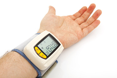 男性手带自动血压计图片下载