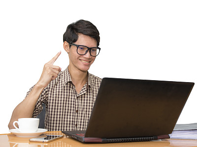 亚洲人在斯科特图案衬衫使用电脑在白色的背景-成功。图片下载