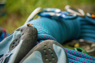 用于攀岩的装备，在岩石上放着绳索卡宾枪和攀岩拖鞋图片下载