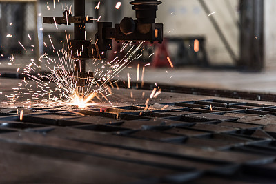 等离子切割金属加工行业的火花工厂图片下载