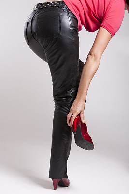 穿皮裤试红鞋的女人图片下载